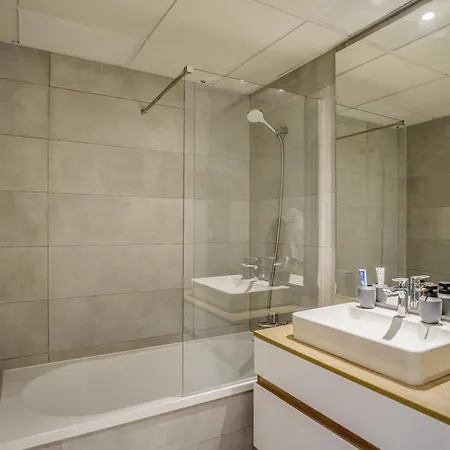 Modern 3b With And Gym Apartment